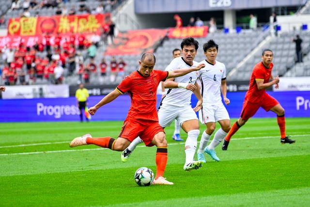 国足东亚杯首开记录，1-0小胜香港队逃离垫底，滑跪庆祝的简单介绍