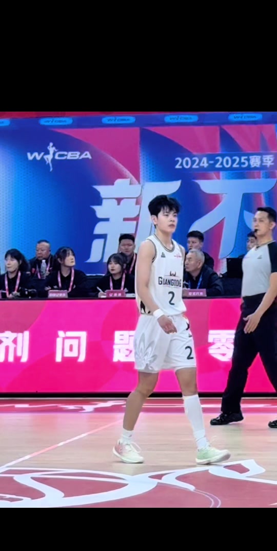 超高效率！杨舒予9投8中&三分2中1攻下17分4板4助(杨舒予各种比赛拿分)