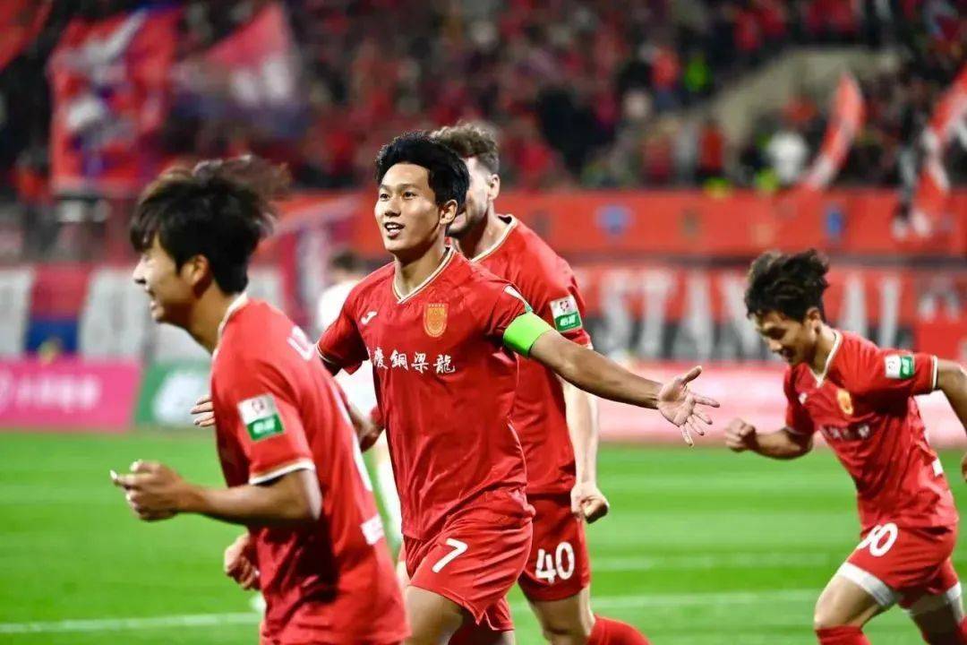 九游娱乐官方网站-中甲联赛场上，重庆铜梁龙2-3落后的情况下，最后时刻连(重庆铜梁龙景区怎么样)