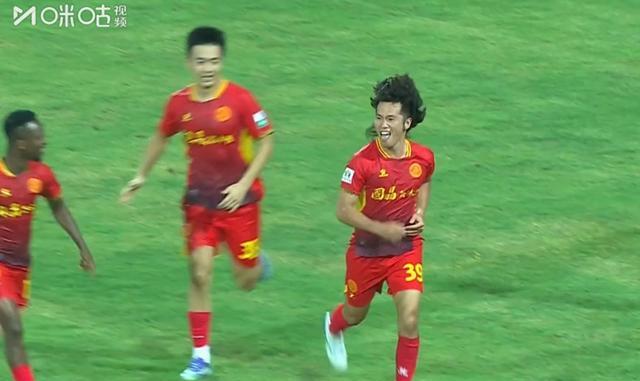 中国足球联赛热点赛事频现，球迷热情高涨(中国足球国内赛事)
